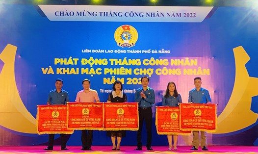 LĐLĐ Đà Nẵng trao cờ thi đua của Tổng LĐLĐ Việt Nam cho 5 tập thể có thành tích xuất sắc trong phong trào CNVCLĐ và hoạt động Công đoàn năm 2021. Ảnh: Tường Minh
