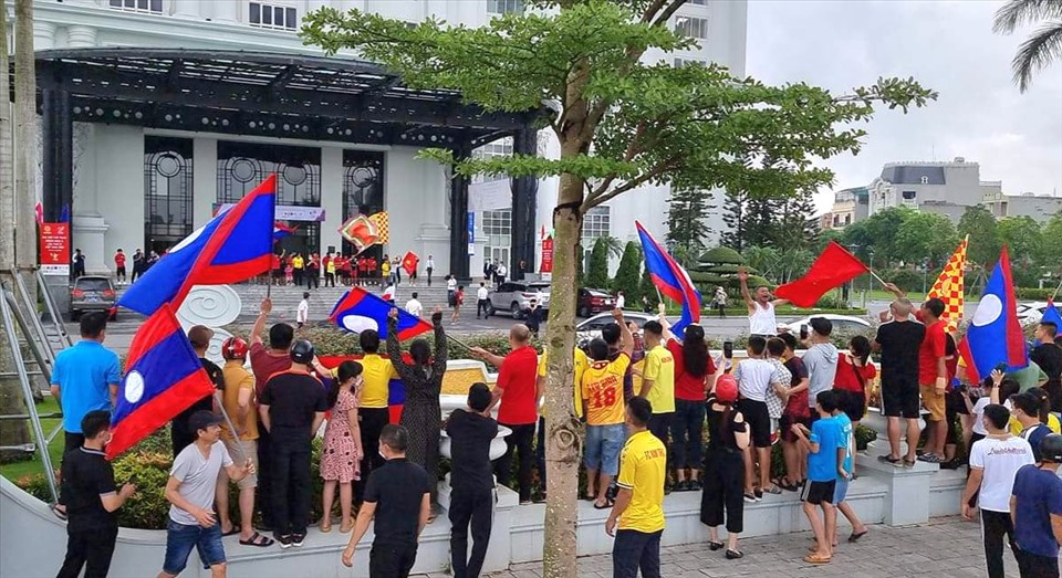 Cổ động viên Nam Định diễu hành cổ vũ U23 Lào trước trận gặp U23 Singapore