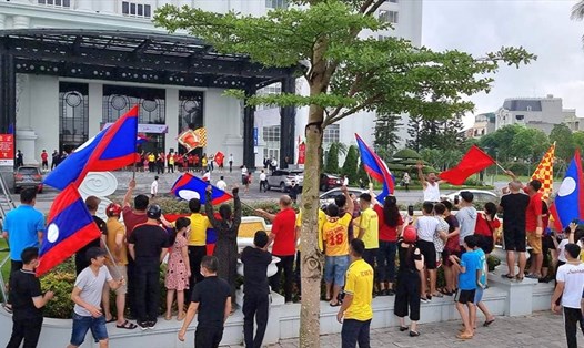 Hội CĐV bóng đá Nam Định tập trung trước sảnh khách sạn Nam Cường để cổ vũ U23 Lào và các đội bảng B. Ảnh: CTV