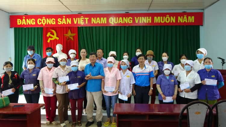 Liên đoàn Lao động tỉnh Phú Yên tặng 50 suất quà cho công nhân lao động có hoàn cảnh khó khăn. Ảnh: Mạnh Tuấn