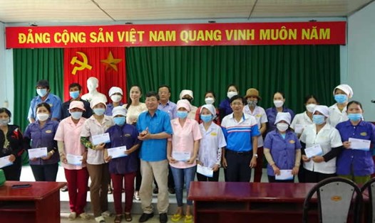 Liên đoàn Lao động tỉnh Phú Yên tặng 50 suất quà cho công nhân lao động có hoàn cảnh khó khăn. Ảnh: Mạnh Tuấn