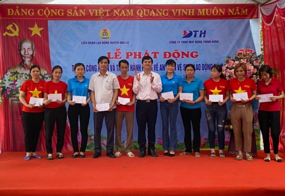 CNLĐ có hoàn cảnh khó khăn trên địa bàn huyện Hoa Lư, Ninh Bình nhận quà. Ảnh: NT