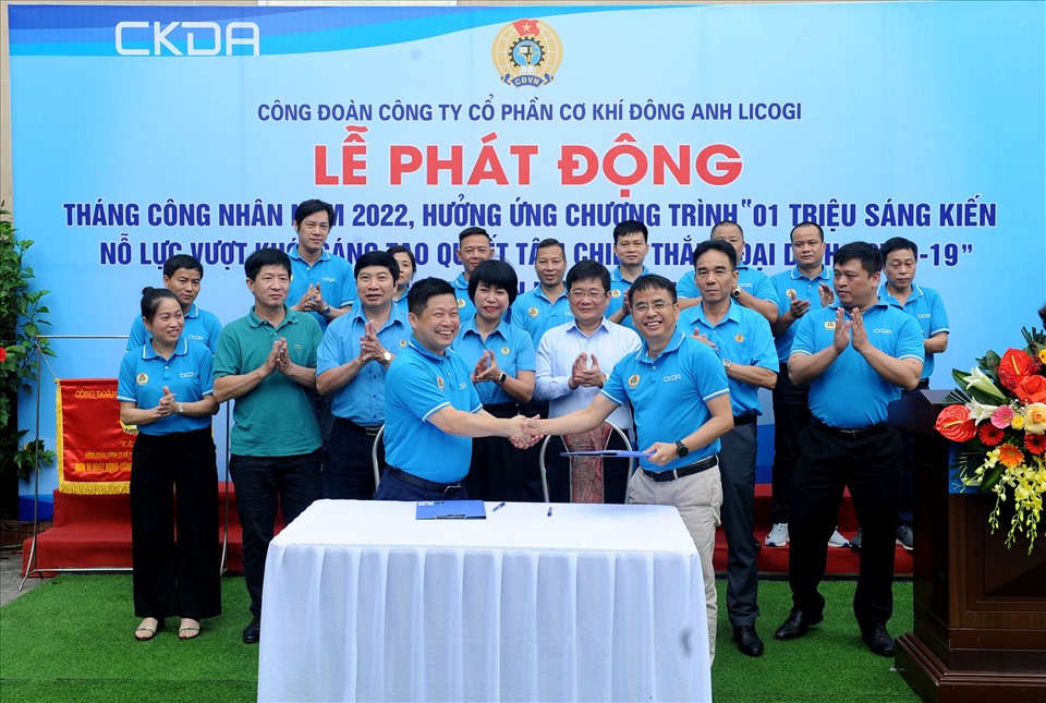 Đại diện Ban Giám đốc và đại diện Công đoàn Công ty ký kết biên bản ghi nhớ thực hiện Chương trình.