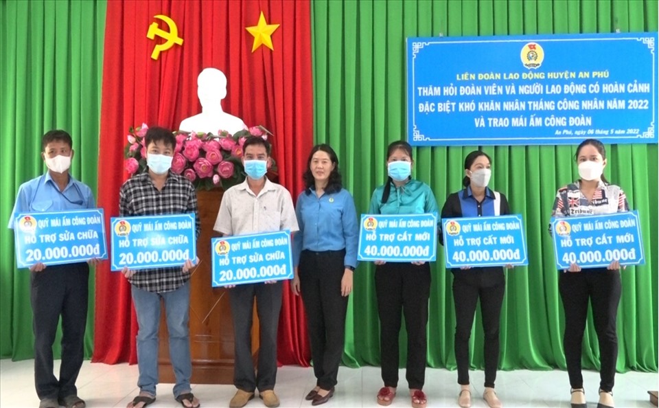 Bà Lê Bích Loan - Chủ tịch LĐLĐ huyện An Phú - trao bảng tượng trưng Mái ấm Công đoàn cho đoàn viên.