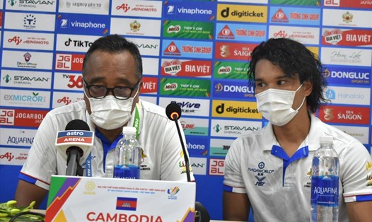 Huấn luyện viên U23 Campuchia trả lời họp báo sau trận thua U23 Singapore 0-1. Ảnh: T.D