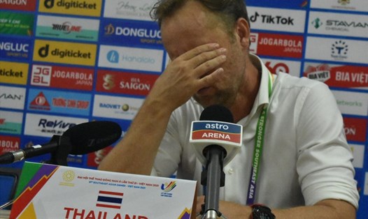 Huấn luyện viên U23 Thái Lan Alexandre Polking tỏ ra buồn nhưng hài lòng về kết cục trận đấu. Ảnh: T.D