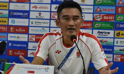 Huấn luyện viên đội U23 Singapore Nazri Nasir tỏ ra khá "ghen tị" với U23 Lào vì được người hâm mộ Việt Nam tiếp lửa. Ảnh: T.D
