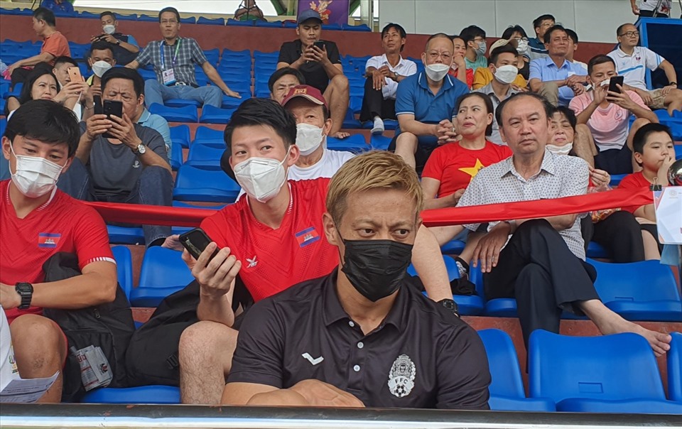 HLV Keisuke Honda gây chú ý khi dự khán U23 Lào - U23 Singapore