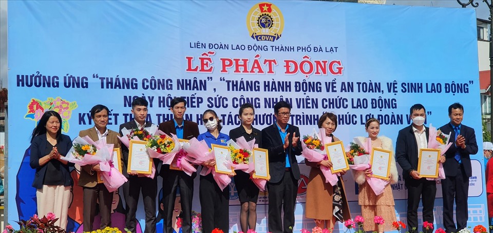 Lãnh đạo LĐLĐ tỉnh Lâm Đồng, UBND và LĐLĐ TP.Đà Lạt tri ân các đơn vị, doanh nghiệp đồng hành cùng "Ngày hội tiếp sức công nhân". Ảnh LĐLĐ TP.Đà Lạt