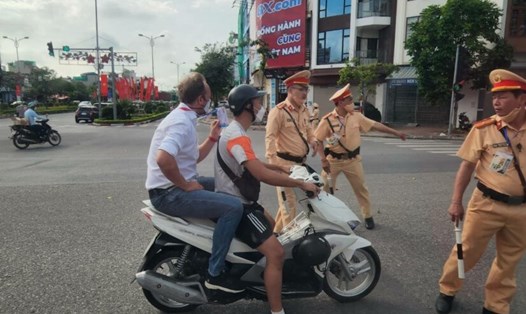 Bức ảnh huấn luyện viên Mano Polking của U23 Thái Lan không đội mũ bảo hiểm, bị cảnh sát dừng xe đang lan truyền trên mạng xã hội. Ảnh: Daily News