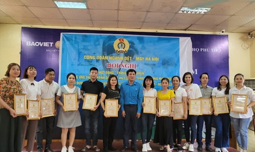 Công đoàn ngành Dệt May Hà Nội trao thưởng cho Công nhân giỏi, Sáng kiến sáng tạo. Ảnh: CĐN