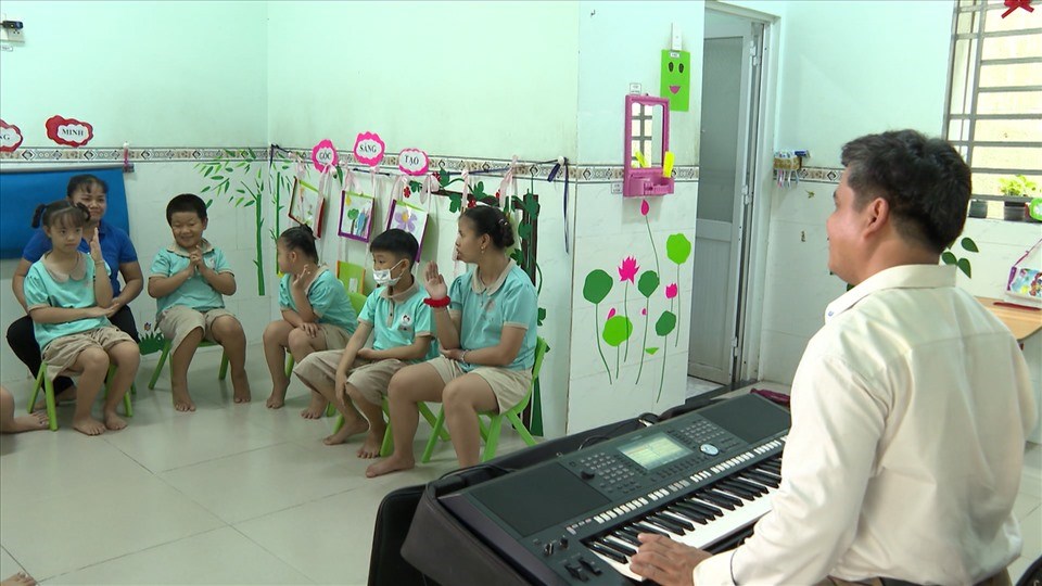 Anh Lai trong một buổi dạy đàn cho các bé. Ảnh: CTCC. Anh Lai trong một buổi dạy đàn cho các bé. Ảnh: CTCC.