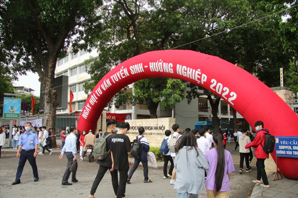 Học sinh hào hứng, "khăn gói" đến Hà Nội tham dự ngày hội tư vấn tuyển sinh