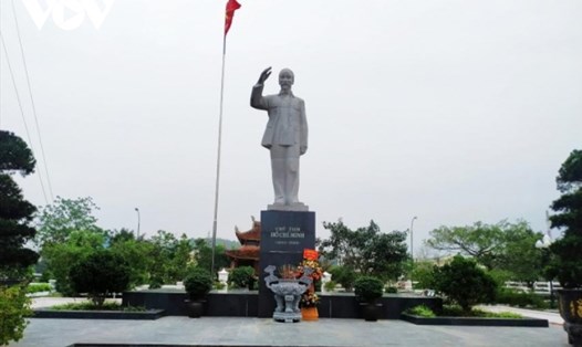 Tượng đài Bác Hồ trong Khu lưu niệm Chủ tịch Hồ Chí Minh trên đảo Cô Tô. Ảnh: VOV