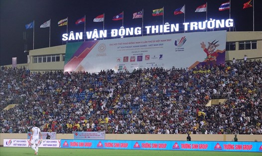 Sân Thiên Trường (Nam Định) kín khán giả ở lượt trận ra quân của bảng B SEA Games 31 dù không có U23 Việt Nam thi đấu. Ảnh: Nguyễn Đăng
