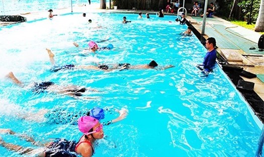Học bơi là một trong những biện pháp phòng chống đuối nước cần thiết. Ảnh: LDO