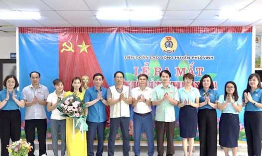 Lãnh đạo Liên đoàn Lao động tỉnh, huyện uỷ Phù Ninh tặng hoa chúc mừng Ban chấp hành công đoàn cơ sở.