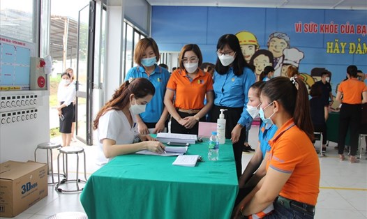 LĐLĐ tỉnh Tuyên Quang phối hợp tổ chức tư vấn khám sức khoẻ miễn phí cho người lao động. Ảnh: CĐTQ