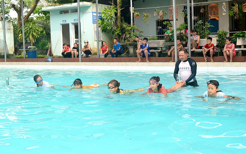 Lớp dạy bơi cho trẻ miễn phí tại Yên Sơn (Tuyên Quang).