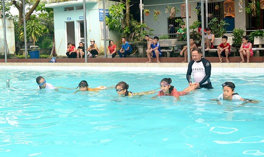 Lớp dạy bơi cho trẻ miễn phí tại Yên Sơn (Tuyên Quang).