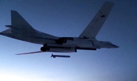 Máy bay ném bom chiến lược Tu-160 của Nga bắn tên lửa hành trình vào các mục tiêu giả định trong cuộc diễn tập ở Nga, ngày 9.12.2020. Ảnh: Bộ Quốc phòng Nga