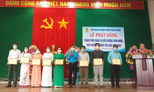 Liên đoàn Lao động thành phố Quy Nhơn biểu dương công nhân viên chức lao động tiểu biểu nhân Tháng Công nhân 2022. Ảnh: Kim Chi