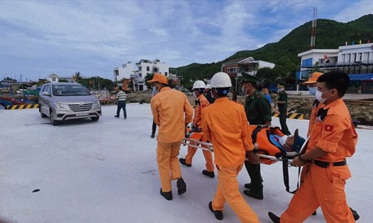 Lực lượng cứu nạn chuyển thuyền viên bị bệnh về Nha Trang để điều trị. Ảnh: Phương Linh