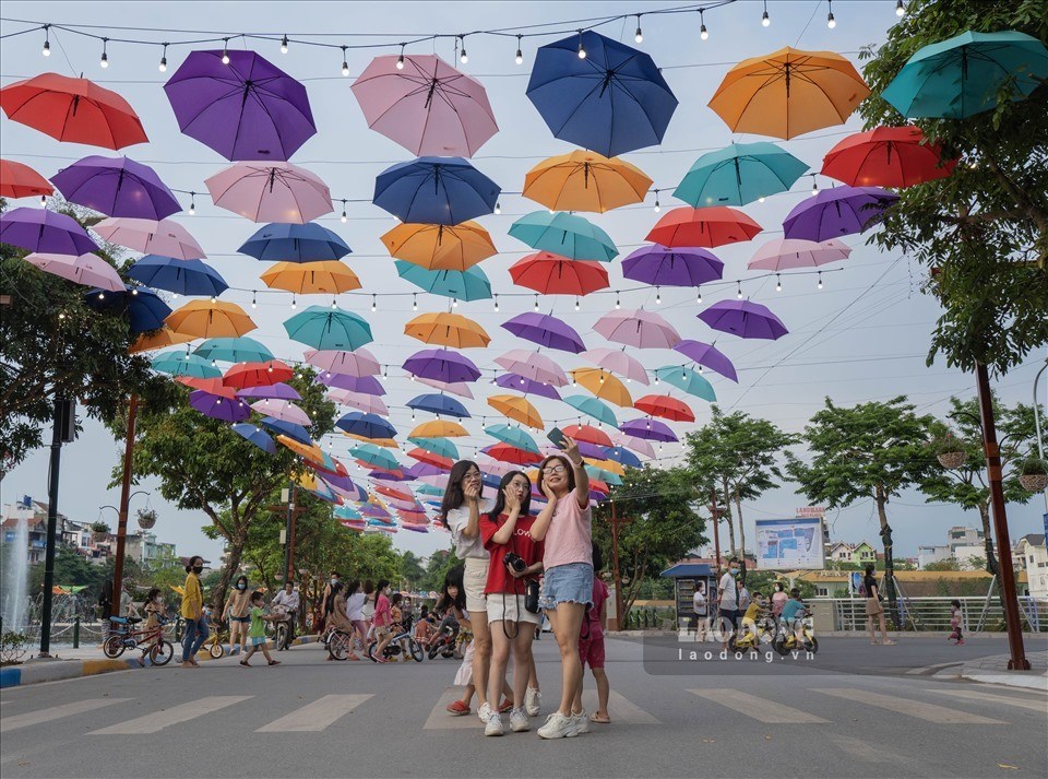 Thích thú check-in phố đi bộ Trịnh Công Sơn. Ảnh: Chánh Tuấn. Thích thú check-in phố đi bộ Trịnh Công Sơn. Ảnh: Chánh Tuấn.