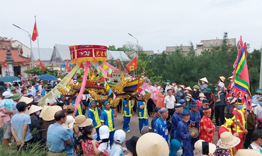 Hàng ngàn ngư dân tham gia lễ hội cầu ngư Nhượng Bạn. Ảnh: TT.