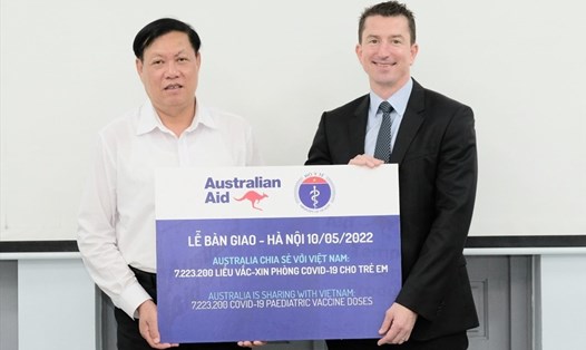 Thứ trưởng Đỗ Xuân Tuyên tiếp nhận tượng trưng hơn 7,2 triệu liều vaccine Australia tặng Việt Nam. Ảnh: Bộ Y tế
