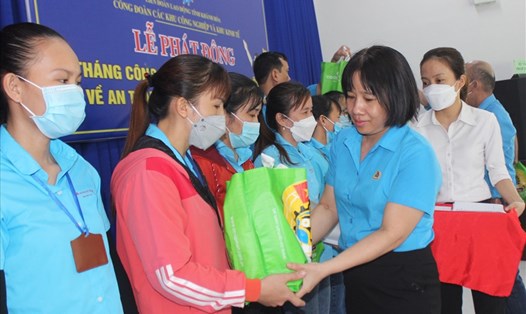 Công đoàn KCN-KKT tỉnh Khánh Hoà trao quà hỗ trợ cho công nhân lao động khó khăn trong Tháng Công nhân 2022. Ảnh: P.L