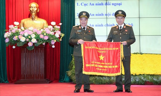 Cục An ninh Chính trị nội bộ được nhận cờ “Đơn vị xuất sắc trong phong trào thi đua năm 2021” của Chính phủ. Ảnh: BCA
