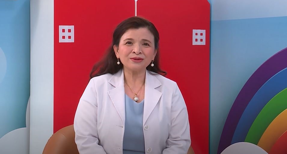 Bác sĩ Diệp đưa lời khuyên chăm sóc trẻ cho các bậc phụ huynh. Ảnh: CTCC.