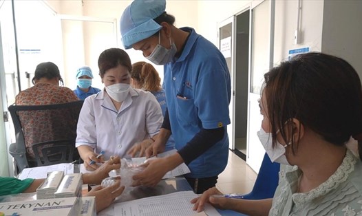 Nữ đoàn viên, CNLĐ tỉnh Kiên Giang tham gia khám tầm soát bệnh, tư vấn sức khỏe và được cấp thuốc miễn phí. Ảnh: N.A