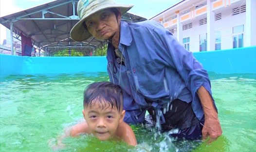 Bà Trần Thị Kim Thia âm thầm cống hiến hơn 20 dạy trẻ em vùng quê huyện Tháp Mười (tỉnh Đồng Tháp) biết bơi. ảnh: Th.N
