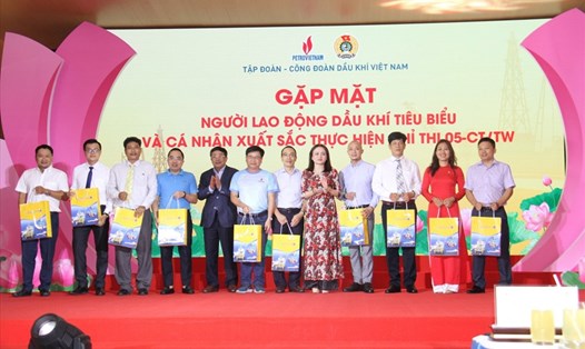 Công đoàn Dầu khí Việt Nam gặp mặt Người lao động Dầu khí tiêu biểu năm 2022 và các cá nhân xuất sắc thực hiện Chỉ thị 05-CT/TW . Ảnh: CĐN