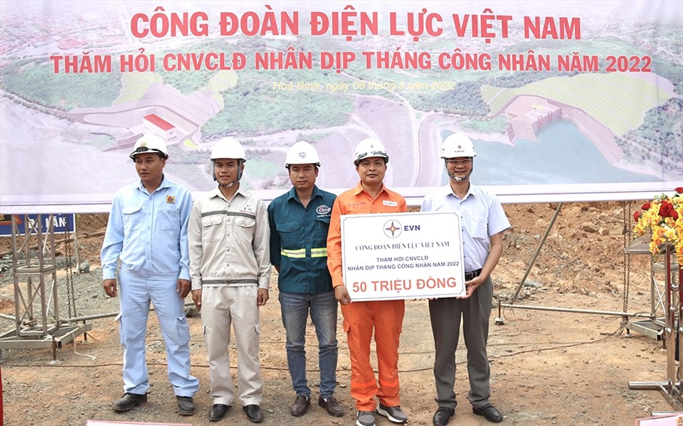Ông Lương Bá Thanh - Phó Chủ tịch Công đoàn Điện lực Việt Nam (ngoài cùng bên phải) tặng quà cho công nhân. Ảnh: CĐĐL