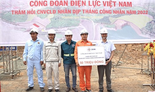 Ông Lương Bá Thanh - Phó Chủ tịch Công đoàn Điện lực Việt Nam (ngoài cùng bên phải) tặng quà cho công nhân. Ảnh: CĐĐL