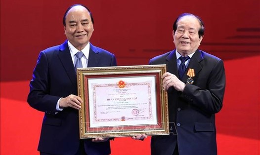 Chủ tịch nước Nguyễn Xuân Phúc trao tặng Huân chương Độc lập Hạng Nhì cho Nhà thơ Hữu Thỉnh. Ảnh: Thống Nhất/TTXVN