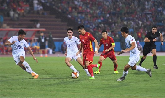 U23 Việt Nam chơi bế tắc trước U23 Philippines phòng ngự kỷ luật và chặt chẽ. Ảnh: Minh Hiếu