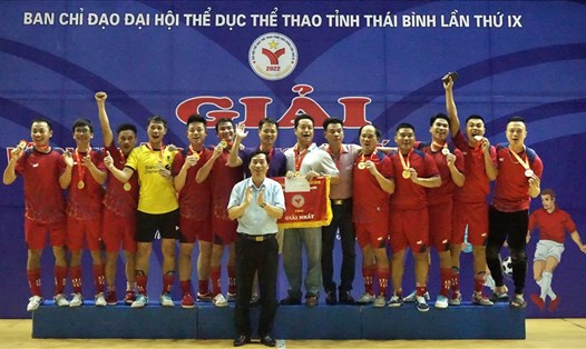 Ban tổ chức trao giải nhất cho đội vô địch giải bóng đá futsal khối viên chức tỉnh Thái Bình 2022. Ảnh: T.A