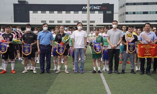 Lãnh đạo Công đoàn các Khu công nghiệp Bắc Ninh và lãnh đạo Công ty Goertek Việt Nam tặng cờ lưu niệm, hoa cho các đội bóng.