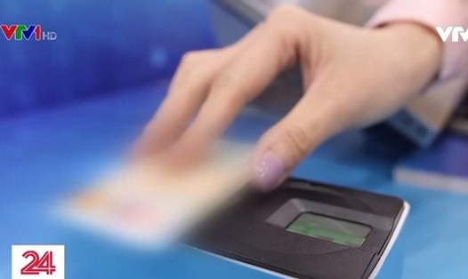 Một số chi nhánh ngân hàng đã thực hiện thí điểm rút tiền bằng thẻ căn cước công dân gắn chip. Ảnh: VTV