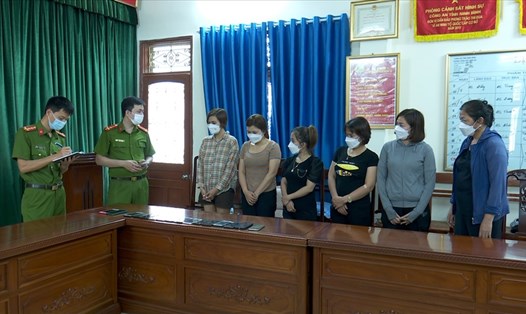 Các đối tượng trong đường dây đánh bạc bị Công an tỉnh Ninh Bình bắt giữ. Ảnh: NT