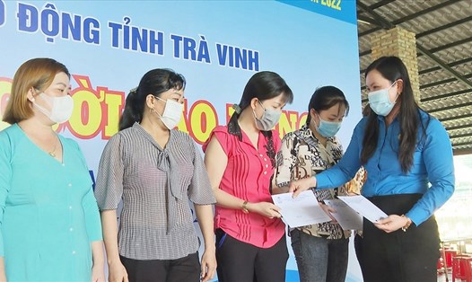 Đồng chí Thạch Thị Thu Hà, Chủ tịch LĐLĐ tỉnh Trà Vinh, tặng quà cho NLĐ tại chương trình “Cảm ơn Người lao động”.