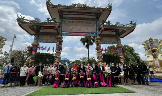 Lễ gắn biển tên tiếng Việt chùa Ngọc Thành tại Thái Lan. Ảnh: Song Minh