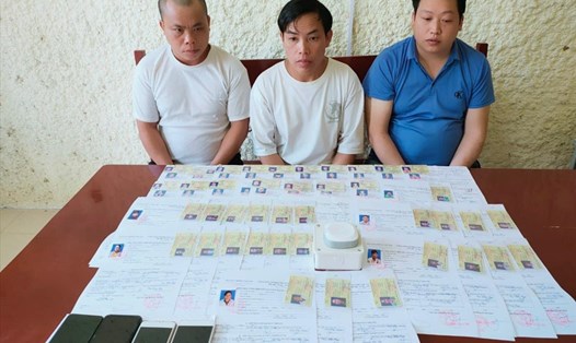 Công an huyện Tân Uyên đã bắt giữ 3 đối tượng vì hành vi làm giả giấy phép lái xe rồi lừa bán cho người dân. Ảnh: CACC.
