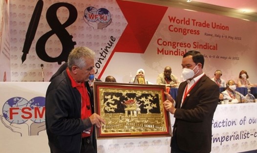 Đồng chí Nguyễn Đình Khang trao tặng bức tranh lưu niệm cho đồng chí George Mavrikos, nguyên Tổng Thư ký WFTU. Ảnh: B.Đ.N