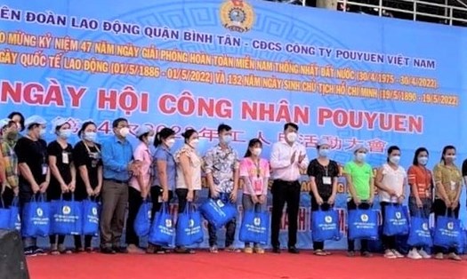 Đại diện LĐLĐ quận Bình Tân tặng quà cho các đoàn viên công đoàn, công nhân lao động có hoàn cảnh khó khăn trong dịp Tháng Công nhân năm 2022. Ảnh: Đức Long