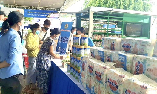 Hàng ngàn công nhân đến nhận sữa và tã của Nutifood tại Gian hàng phúc lợi 0 đồng do Liên đoàn Lao động tỉnh Bình Dương tổ chức.